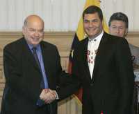 En el orden acostumbrado, el secretario general de la OEA, José Miguel Insulza, saluda en Quito al presidente ecuatoriano, Rafael Correa