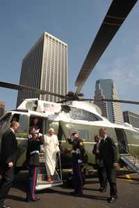 El papa Benedicto XVI llega en helicóptero a la sede en Nueva York de Naciones Unidas, para hablar ante la Asamblea General