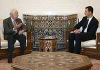 Jimmy Carter dialoga con el presidente Bashar Assad (derecha)