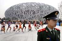 Vigilancia policiaca en el estadio Nacional Olímpico Nido de Pájaro, durante la prueba de caminata del torneo Buena Suerte de Pekín, con la que se inauguró el inmueble para los Juegos Olímpicos de agosto próximo