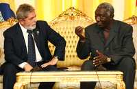 Los presidentes de Brasil, Luiz Inacio Lula da Silva, y de Ghana, John Agyekum Kufuor, durante la reunión en Accra, capital de este último país, al cual el mandatario brasileño asistió para firmar diferentes acuerdos bilaterales y asistir a una reunión de la Conferencia de Naciones Unidas para el Comercio y el Desarrollo