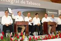 El gobernador de Tabasco, Andrés Granier Melo, y el presidente Felipe Calderón, entre otros, firmaron el convenio que garantizará la seguridad de los pobladores de las márgenes de los ríos en la entidad