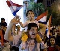 Simpatizantes de Fernando Lugo se volcaron a las calles de Asunción este domingo a festejar el triunfo