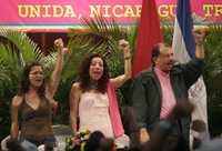 El presidente de Nicaragua, Daniel Ortega, con su esposa Rosario Murillo (centro) y Lucía Morett, en un acto del partido sandinista, ayer en Managua