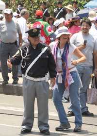 Baile cívico policial frente a la torre del Caballito
