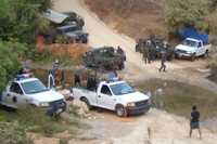 Soldados y policías de la Agencia Federal de Investigación instalaron retenes en los alrededores del municipio de Ayutla de los Libres, en la Costa Chica de Guerrero, e interrogan a los pobladores de la zona en busca de  armas, narcotraficantes y células guerrilleras