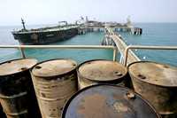 Tanques de petróleo se observan en el puerto de Basora, en aguas del golfo Pérsico