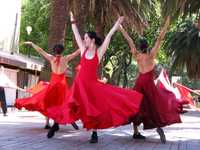 Las bailarinas Gabriela Saldaña, Columba Zavala y Paola Rodríguez interpretan la coreografía Evocación de 30-30 de Nellie Campobello, de Josefina Lavalle, en las calles de la colonia Roma