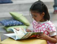 Embeleso infantil, durante una sesión de lectura en la librería del FCE, en la colonia Hipódromo Condesa