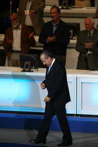 El presidente Felipe Calderón al retirarse del cónclave panista. Le aplauden Diego Fernández , Vicente Fox y Luis H. Alvarez