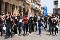Jóvenes emos marcharon por las calles de León, Guanajuato, en demanda de tolerancia. El recorrido fue vigilado por elementos de la policía municipal ante las amenazas de otros grupos, como cholos y metaleros, quienes profirieron insultos a los manifestantes