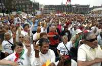 López Obrador anunció en el Zócalo que el movimiento contra la reforma energética iniciará una segunda fase