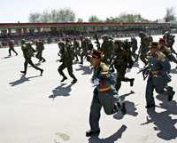 Integrantes de las fuerzas de seguridad afganas huyen del lugar del ataque contra el mandatario Hamid Karzai cerca del palacio presidencial en Kabul