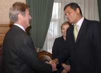 El gobernante ecuatoriano, Rafael Correa, recibe en el palacio presidencial al canciller francés Bernard Kouchner (izquierda), de gira por la región