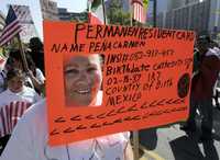 Inmigrantes mexicanos participaron ayer en el desfile por el Día del Trabajo en el centro de Los Angeles. A través de Estados Unidos, miles de trabajadores se manifestaron para reclamar la reforma a las leyes de migración