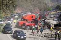 Aspecto de la volcadura del tráiler y el caos vial provocado en la carretera México-Cuernavaca