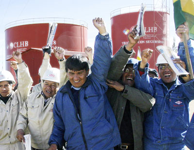 Nacionaliza Bolivia tres petroleras y filial de Telecom