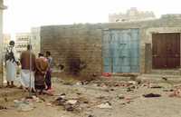 Ciudadanos yemenitas observan el lugar donde estalló la bomba cerca de la mezquita de Bin Salman, ayer en la norteña ciudad de Sanaa