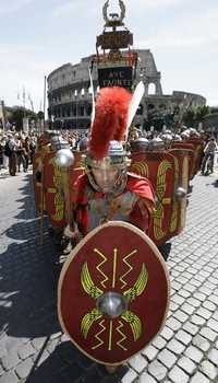 Durante los 15 años que rigió la izquierda en Roma el gobierno impulsó con pasión la cultura, y colocó el nombre de la ciudad en el calendario internacional del arte, la música, la literatura y el cine. En la imagen, desfile con el que se celebró la fundación de Roma, el pasado 21 de abril