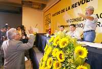 Gerardo Unzueta interpela a Camilo Valenzuela durante el sexto Consejo Nacional perredista
