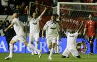 Jugadores del Real Madrid festejan eufóricos la conquista del título, luego de vencer a Osasuna en el reino de Navarra
