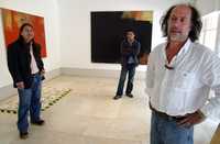 Kindi Llajtu, Rafael Gómezbarros y Juan Jaramillo posan junto a algunas de sus obras