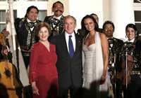 FESTEJO A LA MEXICANA. El presidente George W. Bush, su esposa Laura y Shaila Dúrcal, durante la celebración del 5 de mayo en la Casa Blanca
