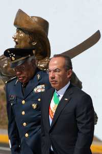 El general Guillermo Galván y Felipe Calderón, ayer en Puebla