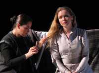Rebeca Samaniego e Irasema Terrazas en una escena del montaje de Yoshi Oida, la noche del domingo, en el Teatro de la Paz de SLP