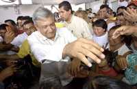Andrés Manuel López Obrador en Cancún, Quintana Roo, al empezar una gira por el país para promover la defensa del petróleo