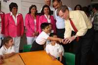 Robert Zoellick, presidente del Banco Mundial, acompañado del gobernador de Morelos, Marco Antonio Adame, visitó un jardín de niños, como parte de las actividades que realizó en Tepoztlán