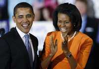 En Raleigh, Carolina del Norte, el precandidato demócrata Barack Obama, acompañado de su esposa, Michelle, celebró ante simpatizantes el resultado ganador en la elección primaria
