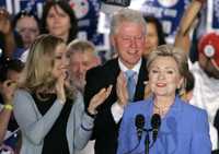 En Indianapolis, Indiana, Hillary Clinton con su esposo, el ex presidente Bill Clinton, y su hija Chelsea, festejaron la victoria