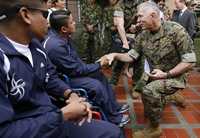 El comandante de marines James Terry Conway visitó ayer en un hospital naval en Bogotá a soldados heridos en combates con la guerrilla colombiana