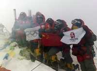 Alpinistas chinos muestran la antorcha y la bandera de los Juegos Olímpicos en la cima más alta del mundo