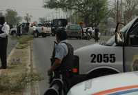 Una de las carreteras secundarias de Morelos fue bloqueada por agentes de la policía, debido a que en esa vía se persiguió a un supuesto grupo de narcotraficantes