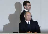 Dimitri Medvediev, presidente de Rusia (de pie), y Vladimir Putin, quien ayer fue ratificado por los diputados como primer ministro ruso, poco después de la votación en la Duma