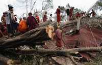 Residentes de Yangón reparan los daños causados por el ciclón Nargis a su paso por Myanmar