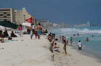 Las playas de Cancún aún sufren la erosión por el paso del huracán Dean