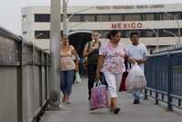Miles de habitantes de la zona fronteriza cruzan diariamente hacia Estados Unidos y por la tarde regresan a México por la aduana de Nuevo Laredo