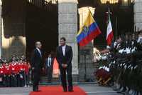 Felipe Calderón y Rafael Correa, en el patio central de Palacio Nacional durante la visita del presidente ecuatoriano a México el mes pasado