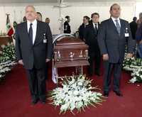 El procurador capitalino Rodolfo Félix Cárdenas, derecha, montó una guardia de honor en el funeral del comandante de la Policía Judicial Esteban Robles Espinosa