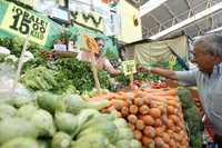 El precio de las verduras también ha sufrido fuertes incrementos, pese a que ha aumentado la producción de algunos productos. En la imagen, un local del mercado San Juan, en el Distrito Federal