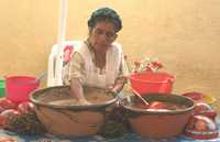 Los cultivadores de cacao de Chiapas aseguran que en una década la producción del grano la entidad se ha desplomado en más de 16 mil toneladas al año. En la imagen, una de las participantes de la Feria del Tejate que se realiza cada año en San Andrés Huayapan, Oaxaca. Esta bebida típica se prepara con maíz, cacao, huesos de mamey, flor de cacao y azúcar