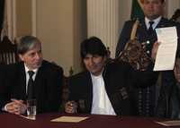 El presidente de Bolivia Evo Morales muestra el documento promulgado para el referendo revocatorio a realizarse el próximo 10 de agosto. Lo acompaña, a la izquierda, el vicepresidente Álvaro García Linera