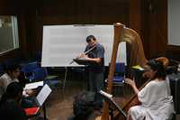 Mercedes  Gómez (arpa) y Salvador Torre (flauta) durante una sesión del taller de composición para ambos instrumentos que impartieron en el Conservatorio Nacional de Música