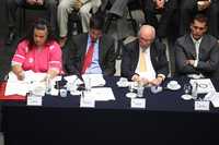 Beatriz Paredes, Carlos Elizondo, José Agustín Ortiz Piinchetti y Jorge Emilio González, durante el primer debate sobre la reforma energética, en el patio central de la Cámara de Senadores