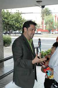 Rafael Hernández, representante del PRD ante el IFE, a su llegada a la reunión del Comité Ejecutivo Nacional del sol azteca