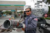 Gasolinera en Thousand Oaks, California. Los precios de la gasolina continúan en aumento debido a las alzas en el petróleo y el aumento de la demanda conforme se acerca el verano
