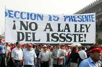 Marcha que miembros del Sindicato Único Trabajadores del Gobierno del Distrito Federal llevaron a cabo el pasado 7 de mayo del Zócalo a la Cámara de Diputados